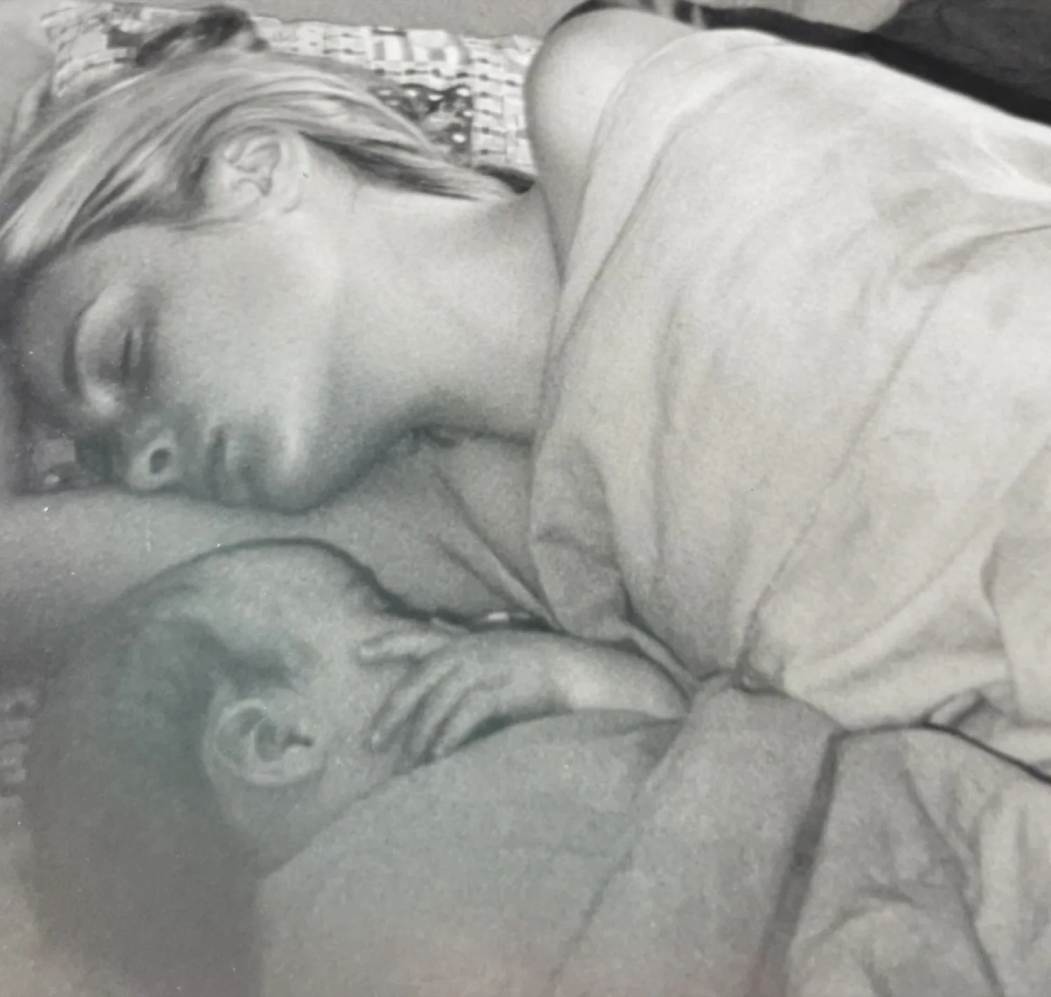 Carly as a teenager, asleep beside her newborn son, in black and white.
